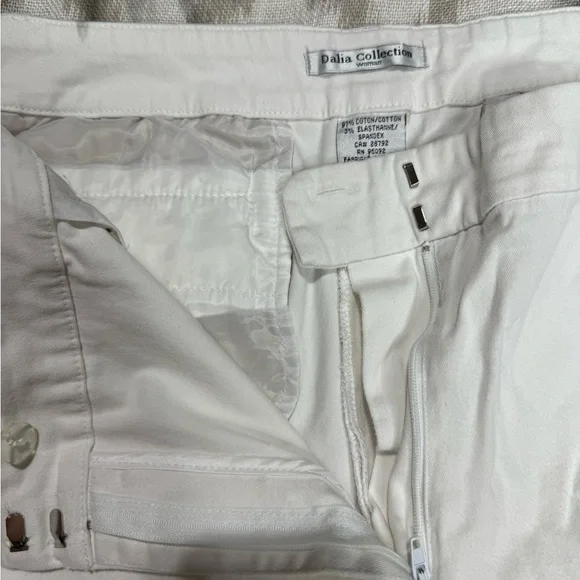 Women’s plus size white capri jeans - Picture 9 of 12